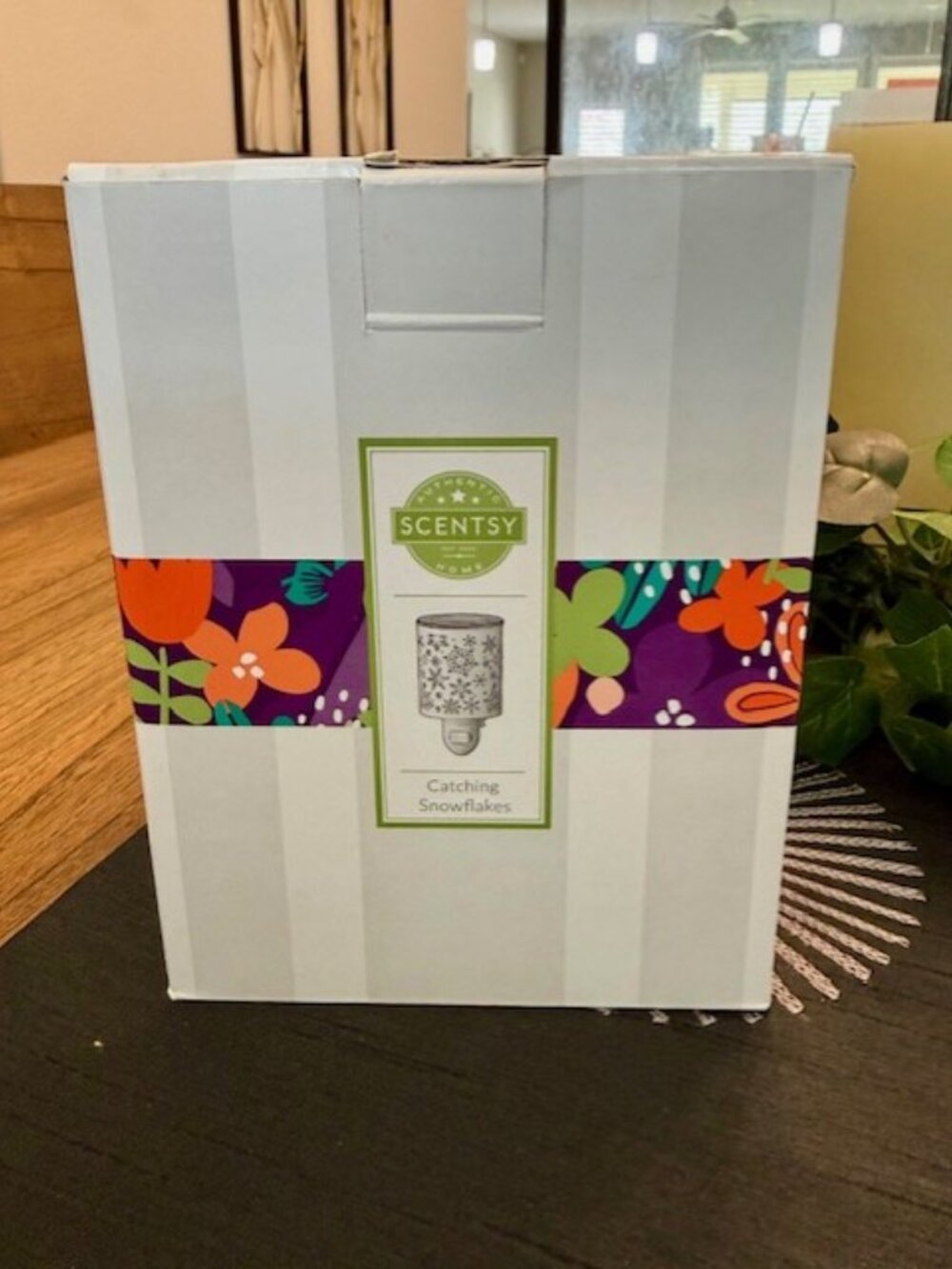 SCENTSY "Catching Snowflakes" Mini Plug-in Warmer - Picture 6 of 11